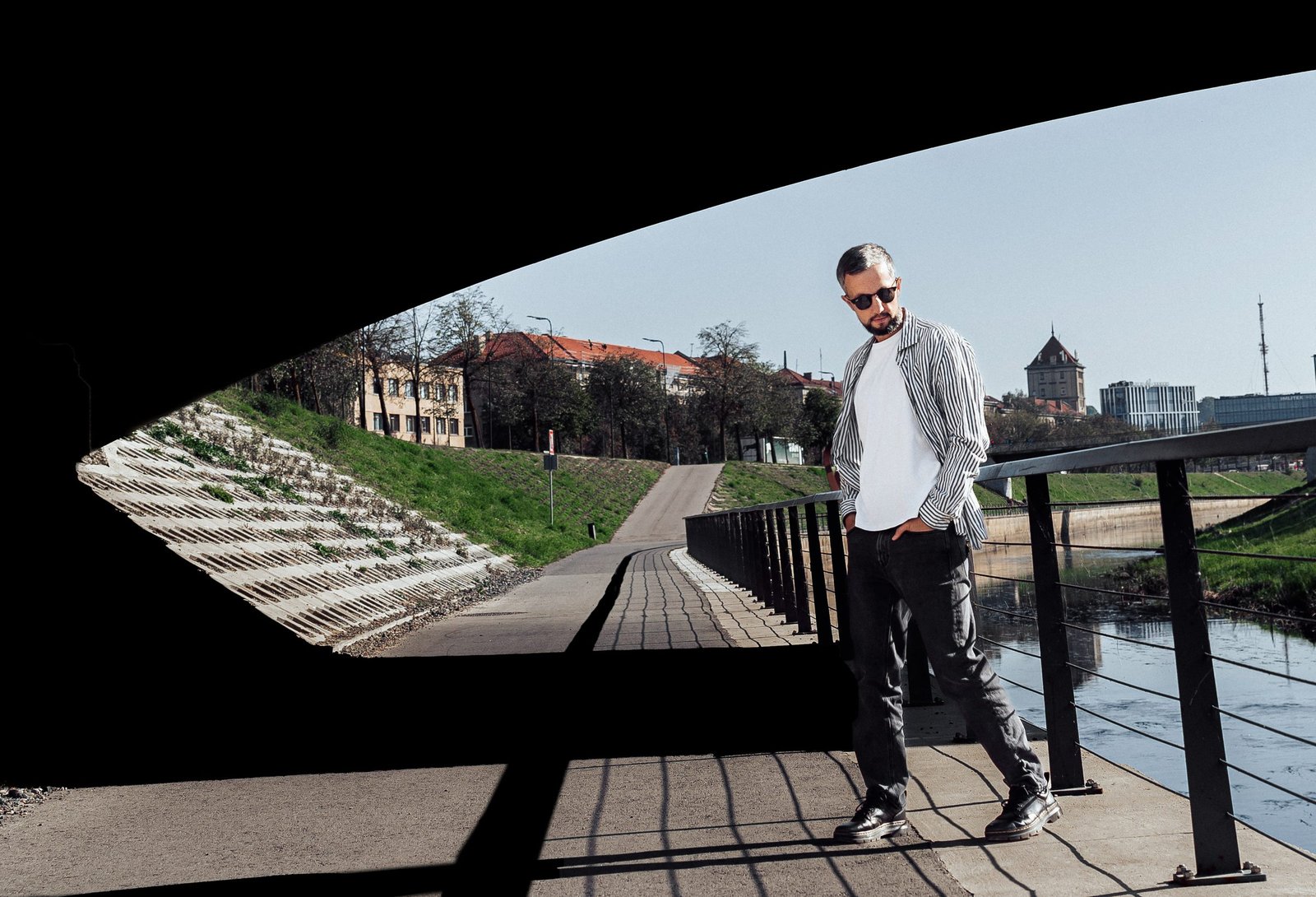 Deividas Kvederys po tiltu Kaune — vestuvių ir verslo fotografas