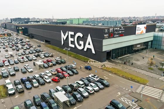 Prekybos centras MEGA Kaune ir automobilių aikštelė iš drono