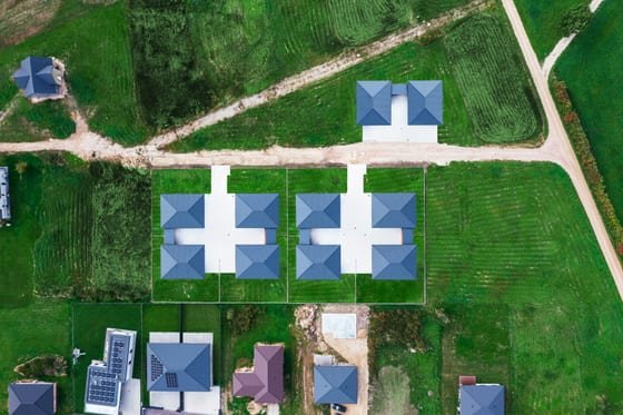 Naujos statybos namų kvartalas tiesiai iš viršaus — matosi sklypų ribos ir privažiavimas