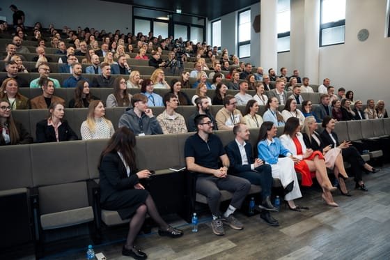 Konferencijos fotografija — pilna auditorija
