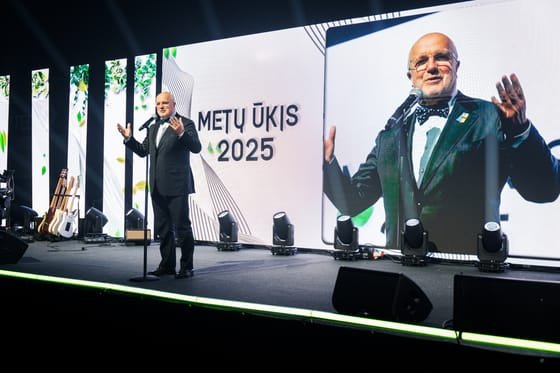 Apdovanojimų renginys — vedėjas scenoje
