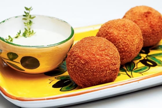 Kroketai su baltu padažu keraminėje lėkštėje