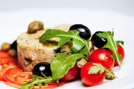 Šaltas užkandis su alyvuogėmis, pomidorais ir gargonzola