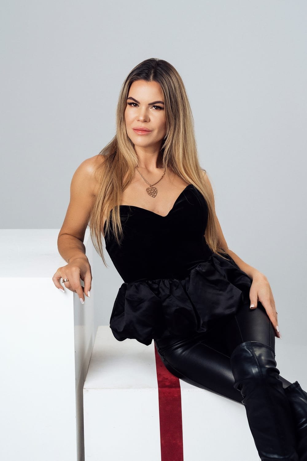 Asmeninė fotosesija studijoje Kaune — moteris sėdi ant balto kubo