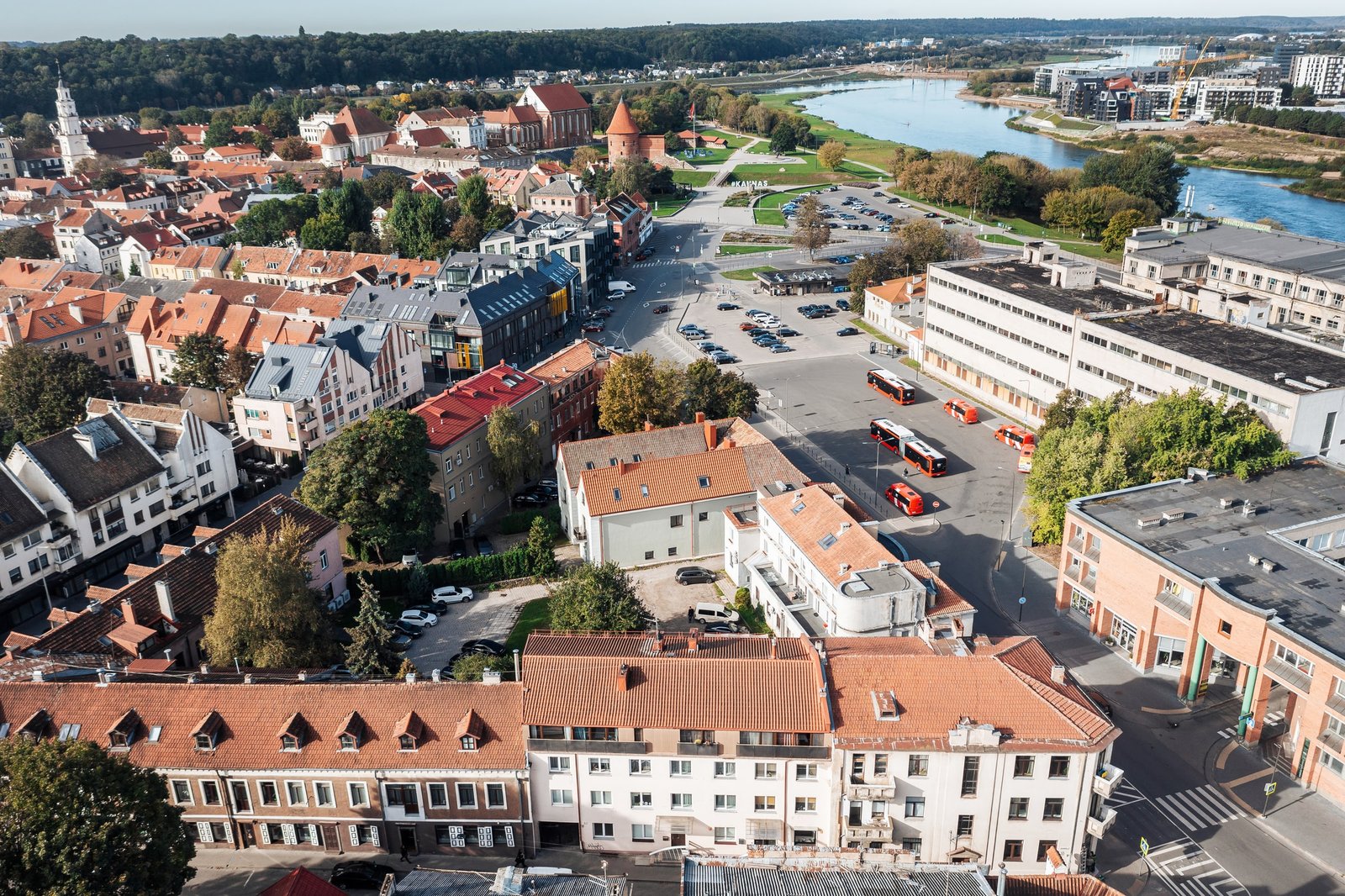 Kauno senamiestis iš drono — pilis, raudoni stogai ir Neries vaga