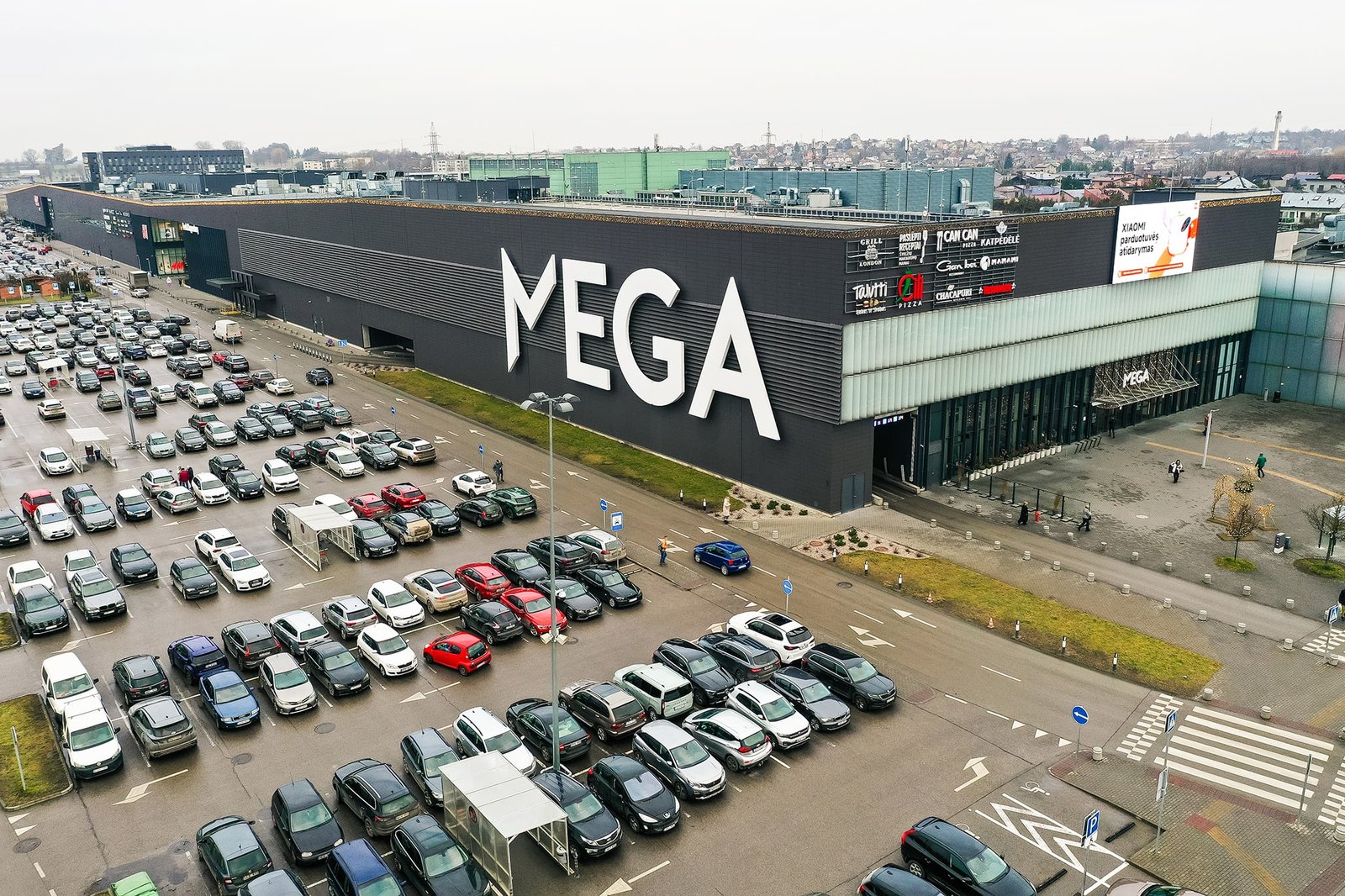 Prekybos centras MEGA Kaune ir jo automobilių aikštelė iš drono