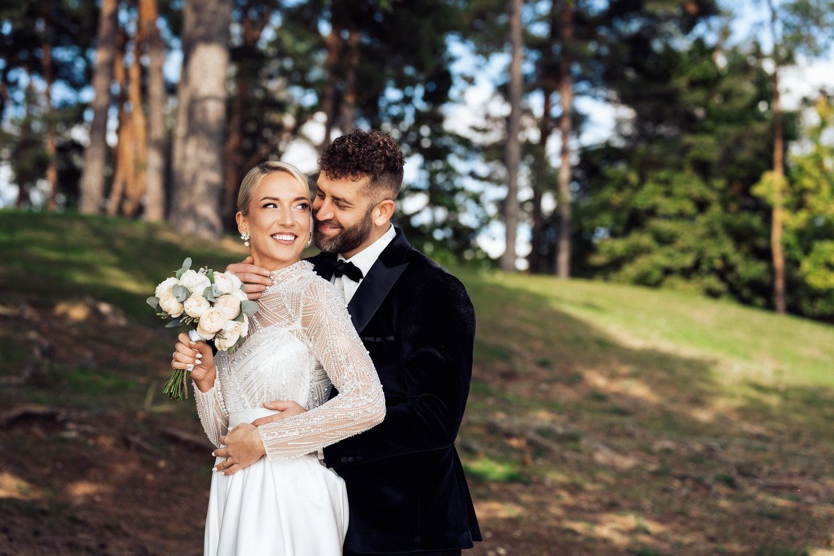 Vestuvių fotosesija pušyne — minkšta vakaro šviesa