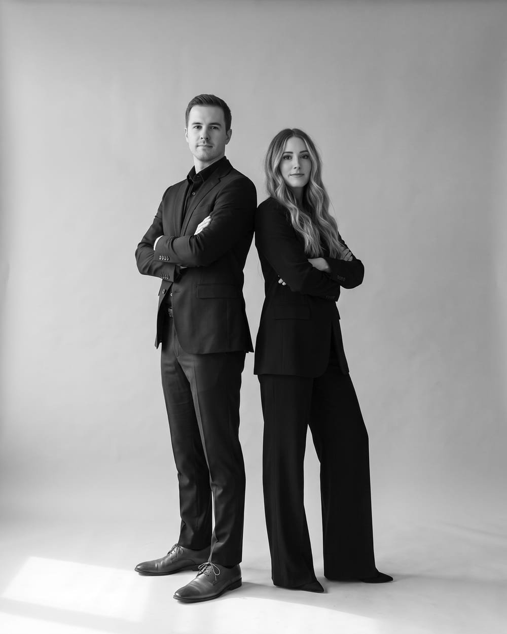Nugara į nugarą — poros pozos studijoje, DI iliustracija